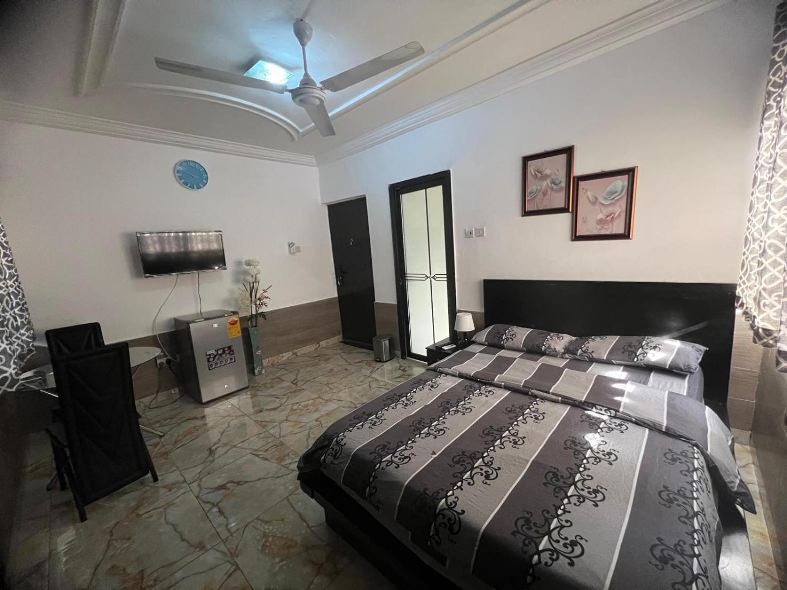 Nesta Barron -Home Away From Home North Legon Exterior foto